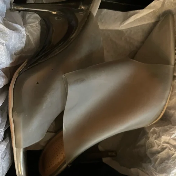 AZALEA WANG - Picture 2 of 5